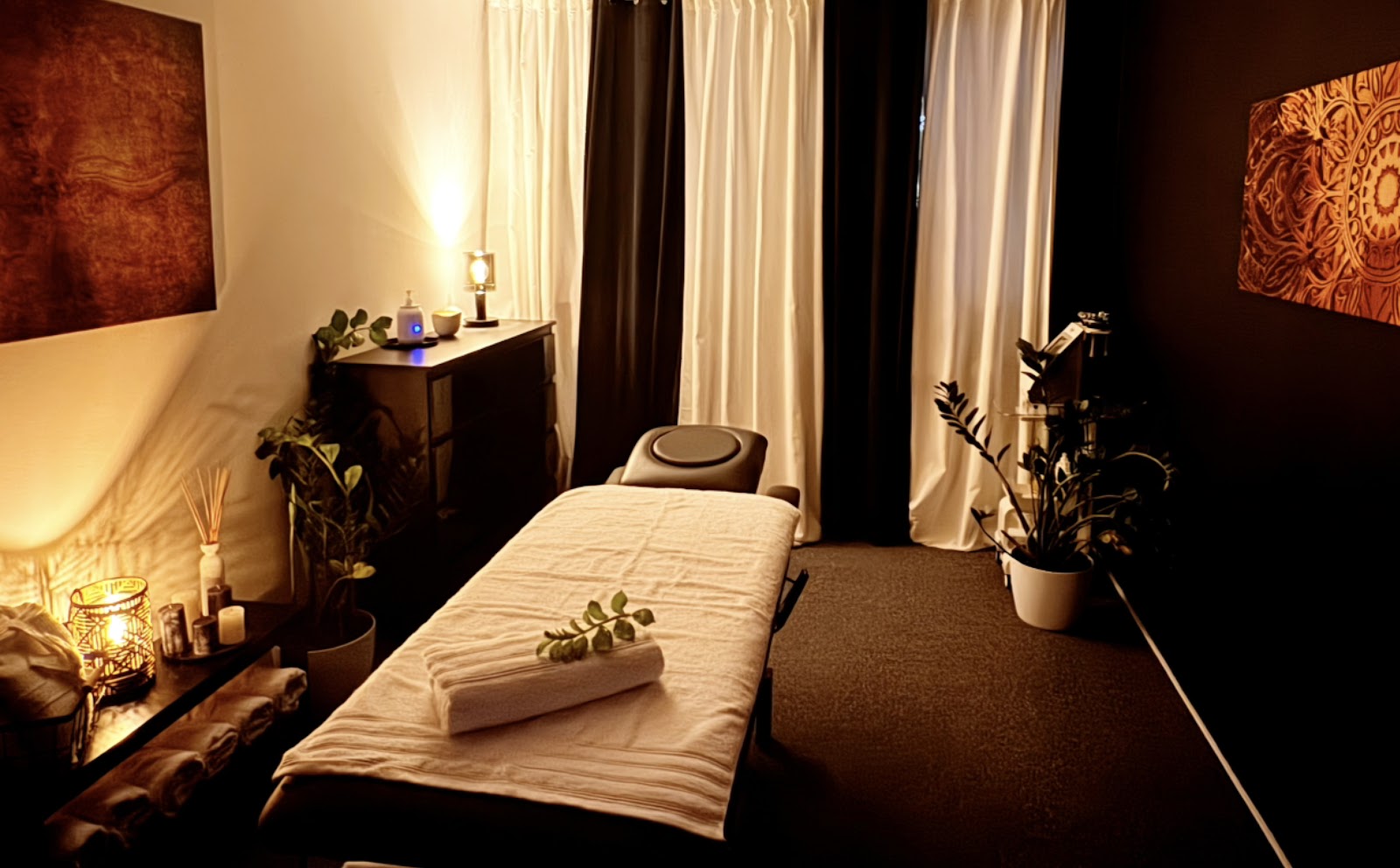 Gabinet masażu Massage Heaven w Warszawie — leżanka, świece i ciepłe światło