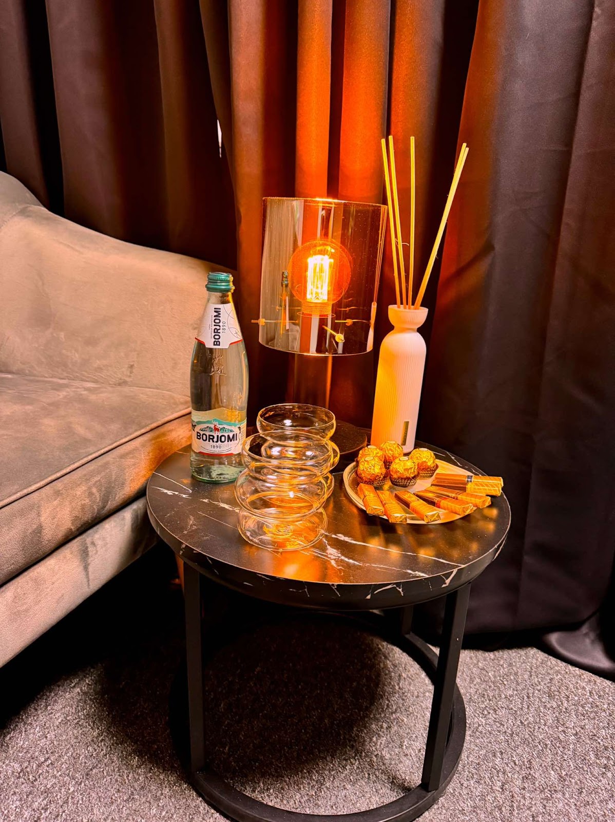 Stolik z wodą Borjomi i poczęstunkiem dla klientów Massage Heaven